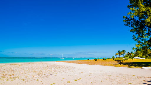 Summer Breeze Beachfront Apartment Beach