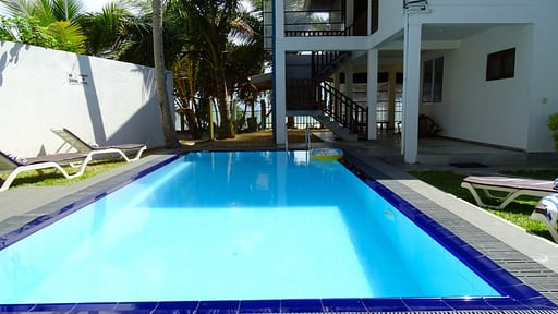 Sunset Reef Beachfront Villa Zwembad