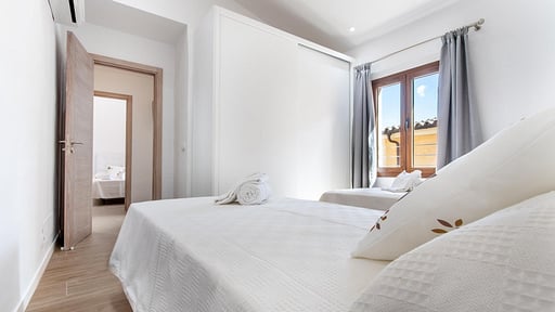 Taupe Townhouse Camera da letto 3