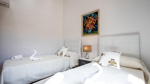 Taupe Townhouse Camera da letto 4