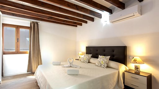 Taupe Townhouse Camera da letto 1