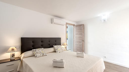 Taupe Townhouse Camera da letto 2