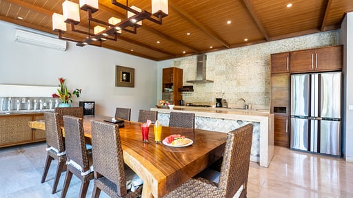 The Akasha Villa 4 Dining area