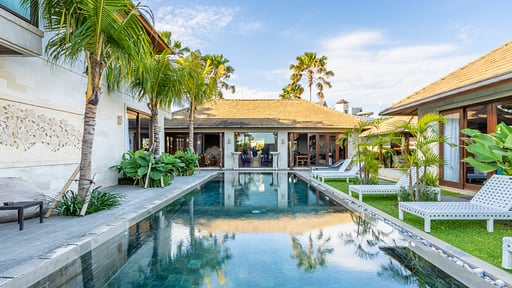 The Akasha Villa Premiere Swimming pool