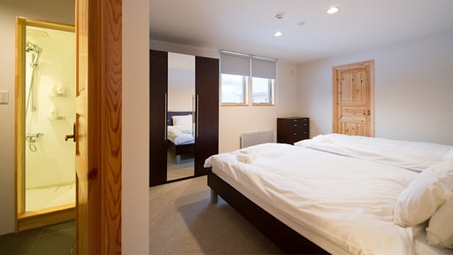 The Country Resort Two Bedroom Premium Chalet Schlafzimmer 1