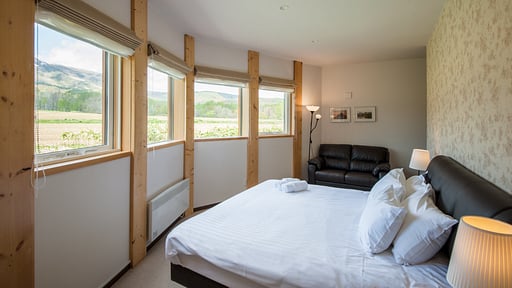 The Orchards Three Bedroom Chalet Schlafzimmer 1