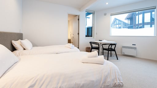 The Orchards Two Bedroom Chalet Schlafzimmer 1
