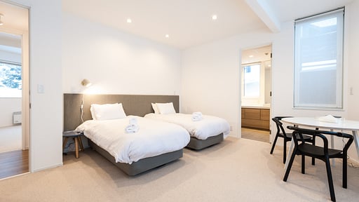 The Orchards Two Bedroom Chalet Schlafzimmer 1