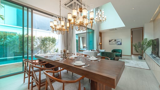 V218 The Teak Villa 112 Dining area