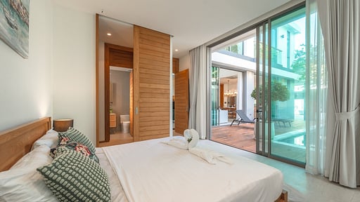 V218 The Teak Villa 112 Bedroom 1