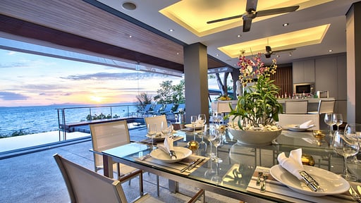 The View Villa Обеденная зона