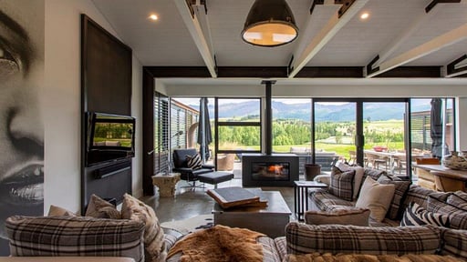 Threepwood Escape Living room
