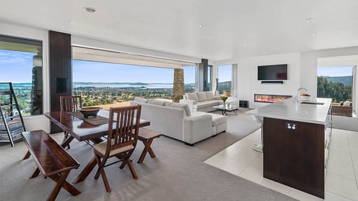 Tihi Retreat Dining area