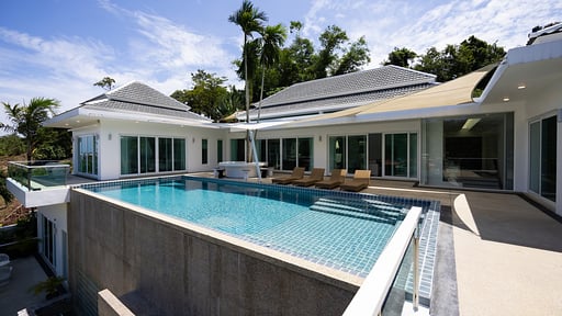 V138 Matahari Zwembad