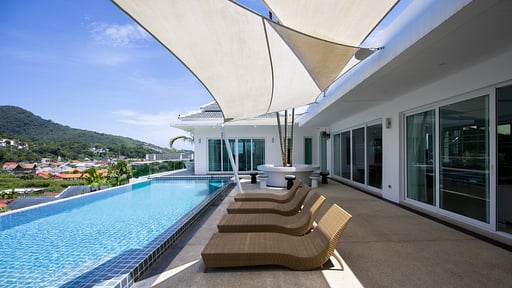 V138 Matahari Zwembad