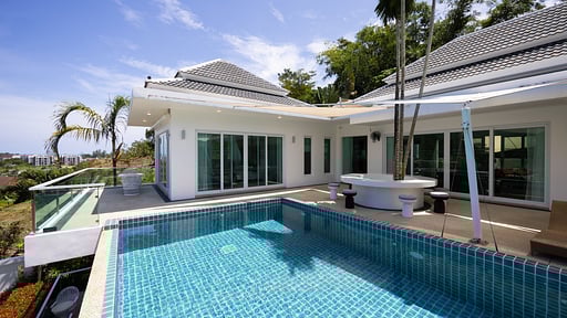 V138 Matahari Zwembad