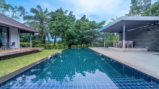 V145 The Pano Schwimmbad