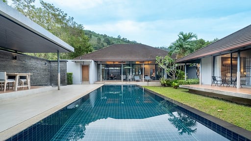 V145 The Pano Schwimmbad