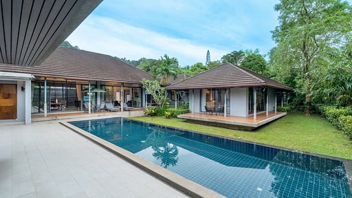 V145 The Pano Schwimmbad