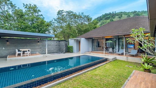 V145 The Pano Schwimmbad