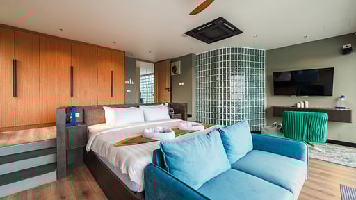 V160 Skywalker Villa Bedroom 1