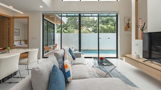 V190 The Sunshine Living room