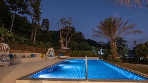 V30 Sirinary Villa Swimming pool
