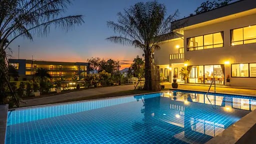 V30 Sirinary Villa Swimming pool