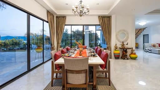 V30 Sirinary Villa Dining area