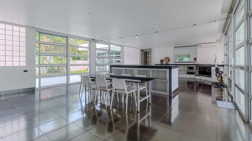 V82 Papaya Villa Dining area