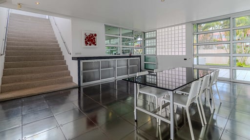 V82 Papaya Villa Dining area