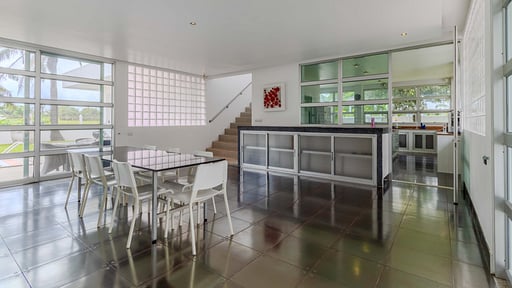 V82 Papaya Villa Dining area