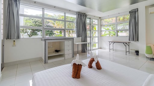 V82 Papaya Villa Bedroom 1