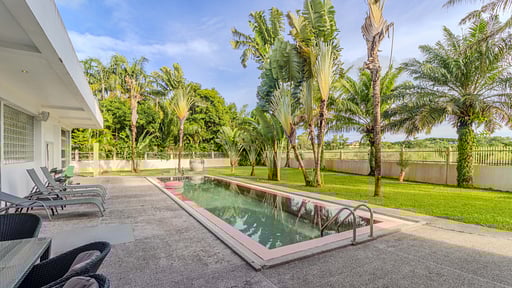 V82 Papaya Villa Swimming pool