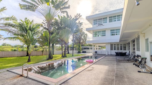 V82 Papaya Villa Swimming pool