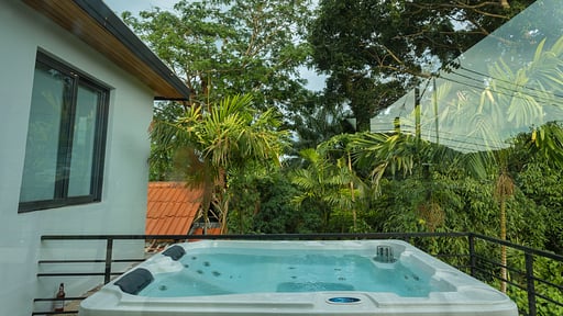 V98 Matt Rawai Villa Jacuzzi