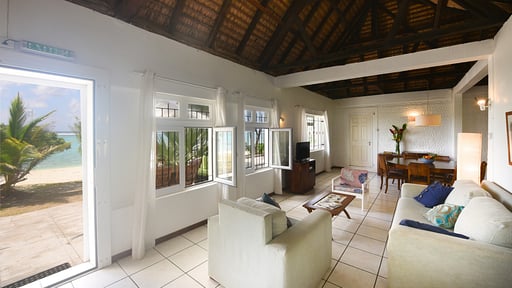 Veloutier Blanc Beachfront Villa Living room