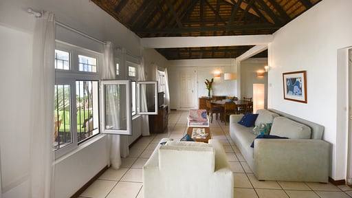 Veloutier Blanc Beachfront Villa Living room