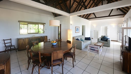 Veloutier Blanc Beachfront Villa Dining area