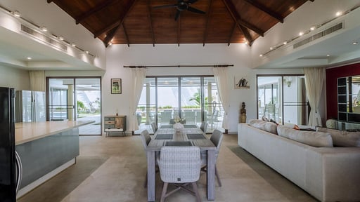Villa 5 Dining area