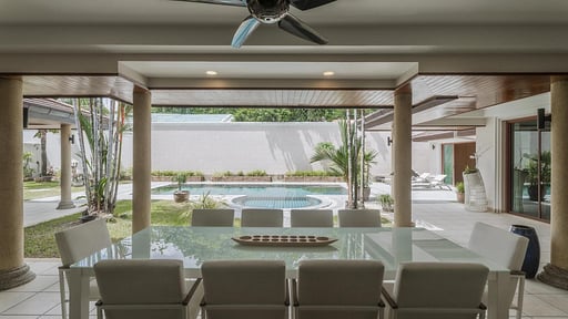 Villa 5 Dining area