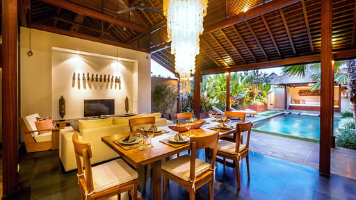Villa Alamanda Bumbak Dining area