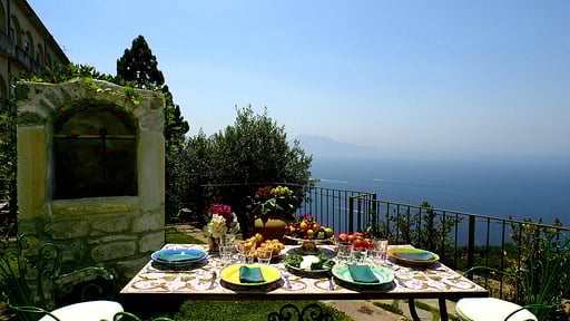 Villa Alma Dining area