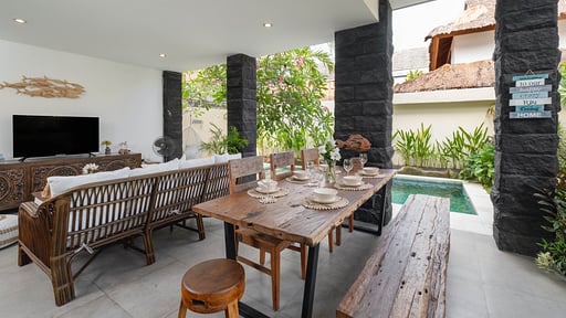 Villa Ambalika Dining area