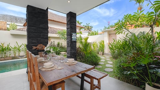 Villa Ambalika Dining area
