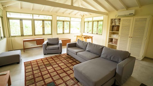 Villa Amber Llama Living room