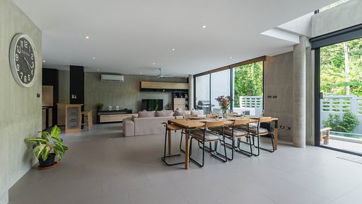 Villa Angle Dining area