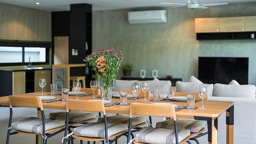 Villa Angle Dining area