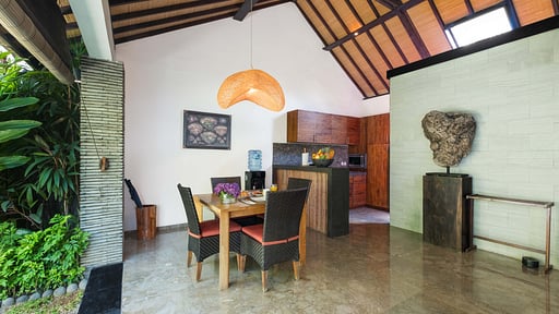 Villa Anjali Purple Dining area