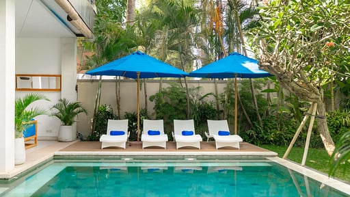 Villa Anjani Sembilan Schwimmbad 1